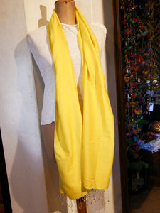 scialle in seta e lana di color giallo.  pezzo unico.  peso 120 grammi, dimensioni 70x200cm.