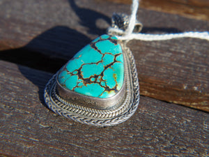 pendaglio indiano in argento e turchese.  pezzo unico, lavorato artigianalmente. dimensioni 5 x 3 h 1cm  peso 20 gr