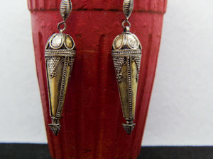 vecchi orecchini indiani in argento   pezzo unico  dimensioni 8x4 cm  peso 10 gr