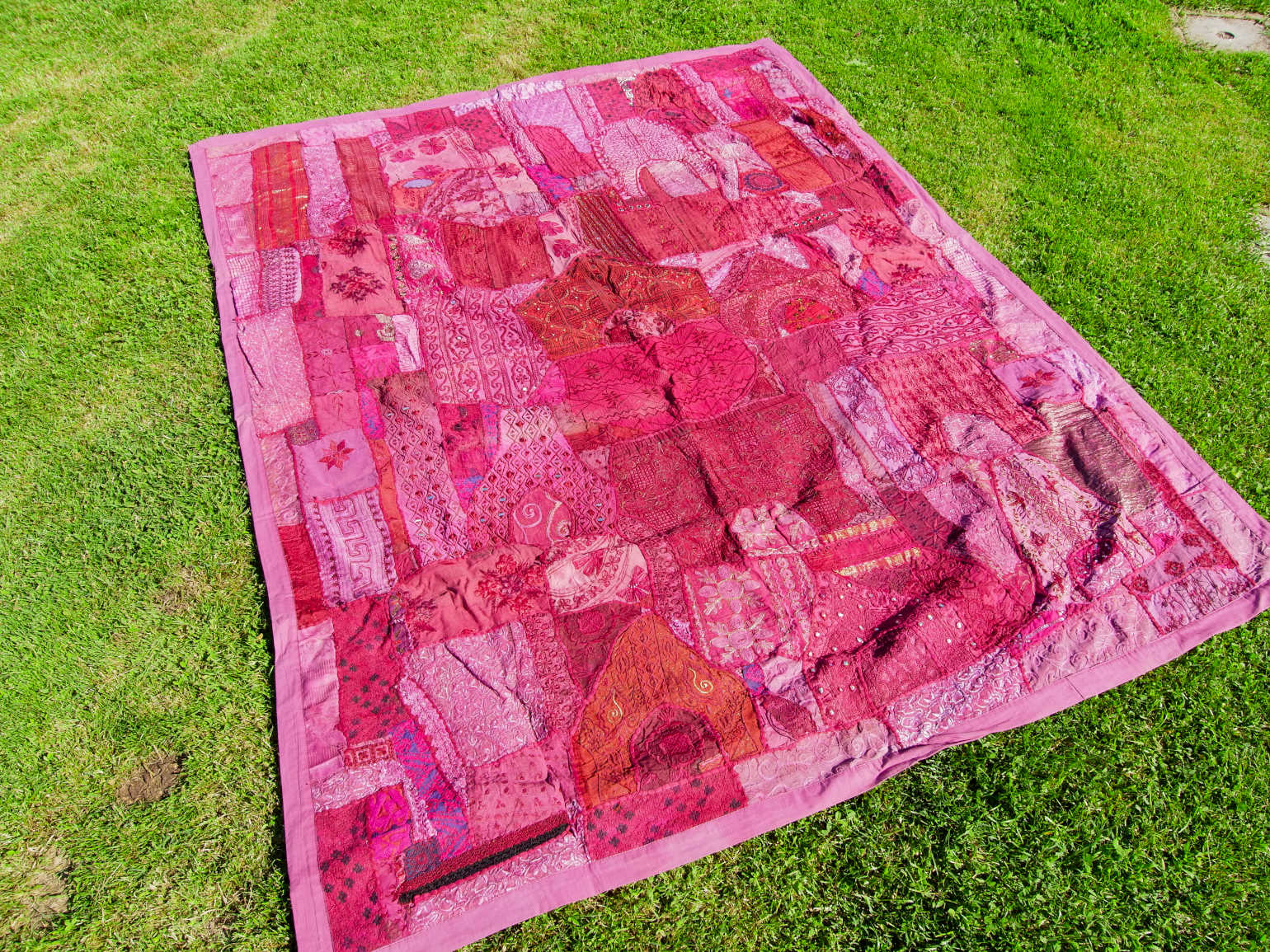 vecchio arazzo in cotone, lavorato artigianalmente a mano con tecnica patchwork.  per ogni pezzo ci possono volere mesi di lavoro sia per i ricami che per la ricerca di elementi, pezzi di tessuto antico, da abbinare all'arazzo.  tipici dell'india del nord, in Rajasthan  l'arazzo in casa è simbolo di fortuna e prosperità.  Pezzo Unico. Ideale come tessuto da appendere a parete ma si puo' impiegare anche come tappeto.    Dimensioni 165x210cm