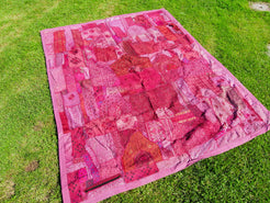 vecchio arazzo in cotone, lavorato artigianalmente a mano con tecnica patchwork.  per ogni pezzo ci possono volere mesi di lavoro sia per i ricami che per la ricerca di elementi, pezzi di tessuto antico, da abbinare all'arazzo.  tipici dell'india del nord, in Rajasthan  l'arazzo in casa è simbolo di fortuna e prosperità.  Pezzo Unico. Ideale come tessuto da appendere a parete ma si puo' impiegare anche come tappeto.    Dimensioni 165x210cm