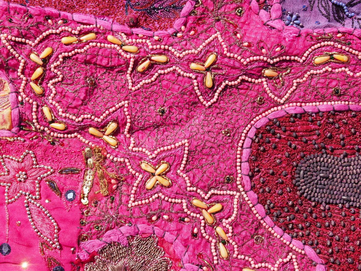 vecchio arazzo in cotone e perline, lavorato artigianalmente a mano con tecnica patchwork.  per ogni pezzo ci possono volere mesi di lavoro sia per i ricami che per la ricerca di elementi, pezzi di tessuto antico, da abbinare all'arazzo.  tipici dell'india del nord, in Rajasthan  l'arazzo in casa è simbolo di fortuna e prosperità.  Pezzo Unico. Ideale come tessuto da appendere a parete ma si puo' impiegare anche come tappeto.    Dimensioni 100x150cm
