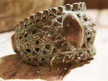 Carica l&#39;immagine nel visualizzatore di Gallery, antico bracciale arficano del Benin usato in origine come moneta di scambio databile primi 900 lavorato a mano in bronzo inciso e traforato .