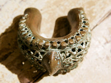 Carica l&#39;immagine nel visualizzatore di Gallery, antico bracciale arficano del Benin usato in origine come moneta di scambio databile primi 900 lavorato a mano in bronzo inciso e traforato .