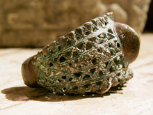Carica l&#39;immagine nel visualizzatore di Gallery, antico bracciale arficano del Benin usato in origine come moneta di scambio databile primi 900 lavorato a mano in bronzo inciso e traforato .