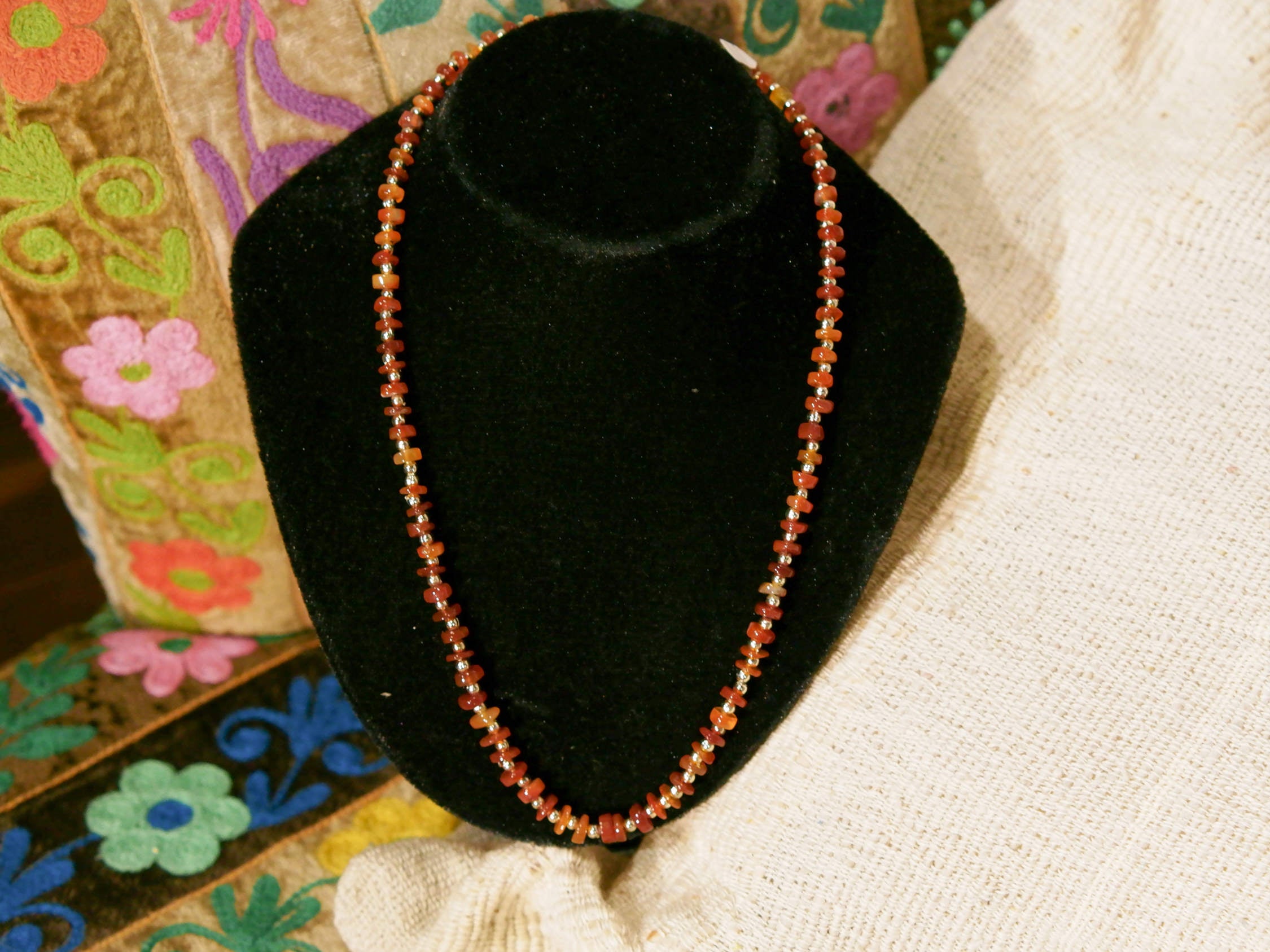 collana con pietre semipreziose , pietre dure .  pietre naturali non tinte o alterate chimicamente . agata corniola  Pezzo unico assemblato artigianalmente .  lunghezza 50 cm  peso 18 gr 