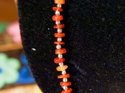 collana con pietre semipreziose , pietre dure .  pietre naturali non tinte o alterate chimicamente . agata corniola  Pezzo unico assemblato artigianalmente .  lunghezza 50 cm  peso 18 gr 