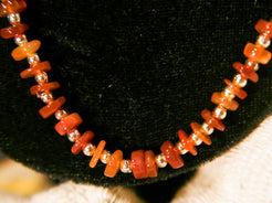 collana con pietre semipreziose , pietre dure .  pietre naturali non tinte o alterate chimicamente . agata corniola  Pezzo unico assemblato artigianalmente .  lunghezza 50 cm  peso 18 gr 