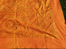Carica l&#39;immagine nel visualizzatore di Gallery, Telo Indiano in cotone doppio strato, ricamato tono su tono con specchietti,  di color arancione. Può essere impiegato come copridivano, copriletto, tovaglia o tessuto da appendere a parete. Dimensioni 215x270cm