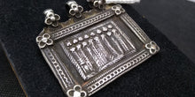 Carica l&#39;immagine nel visualizzatore di Gallery, Si tratta di un ciondolo amuletico con d&#39;argento del XIX secolo o dell&#39;inizio del XX secolo indossato dal popolo tribale del Rajasthan, nell&#39;India settentrionale . è una rappresentazione delle otto madri (ashtamatrika: Brahmanai Bhairavi Chamundi Vaisnavi Varahi Mahesvari Indrani Kaumari) personificava i poteri shakti dei Deva (Dei). 