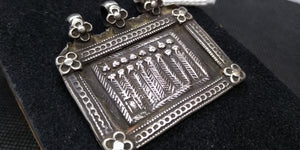 Si tratta di un ciondolo amuletico con d'argento del XIX secolo o dell'inizio del XX secolo indossato dal popolo tribale del Rajasthan, nell'India settentrionale . è una rappresentazione delle otto madri (ashtamatrika: Brahmanai Bhairavi Chamundi Vaisnavi Varahi Mahesvari Indrani Kaumari) personificava i poteri shakti dei Deva (Dei). 