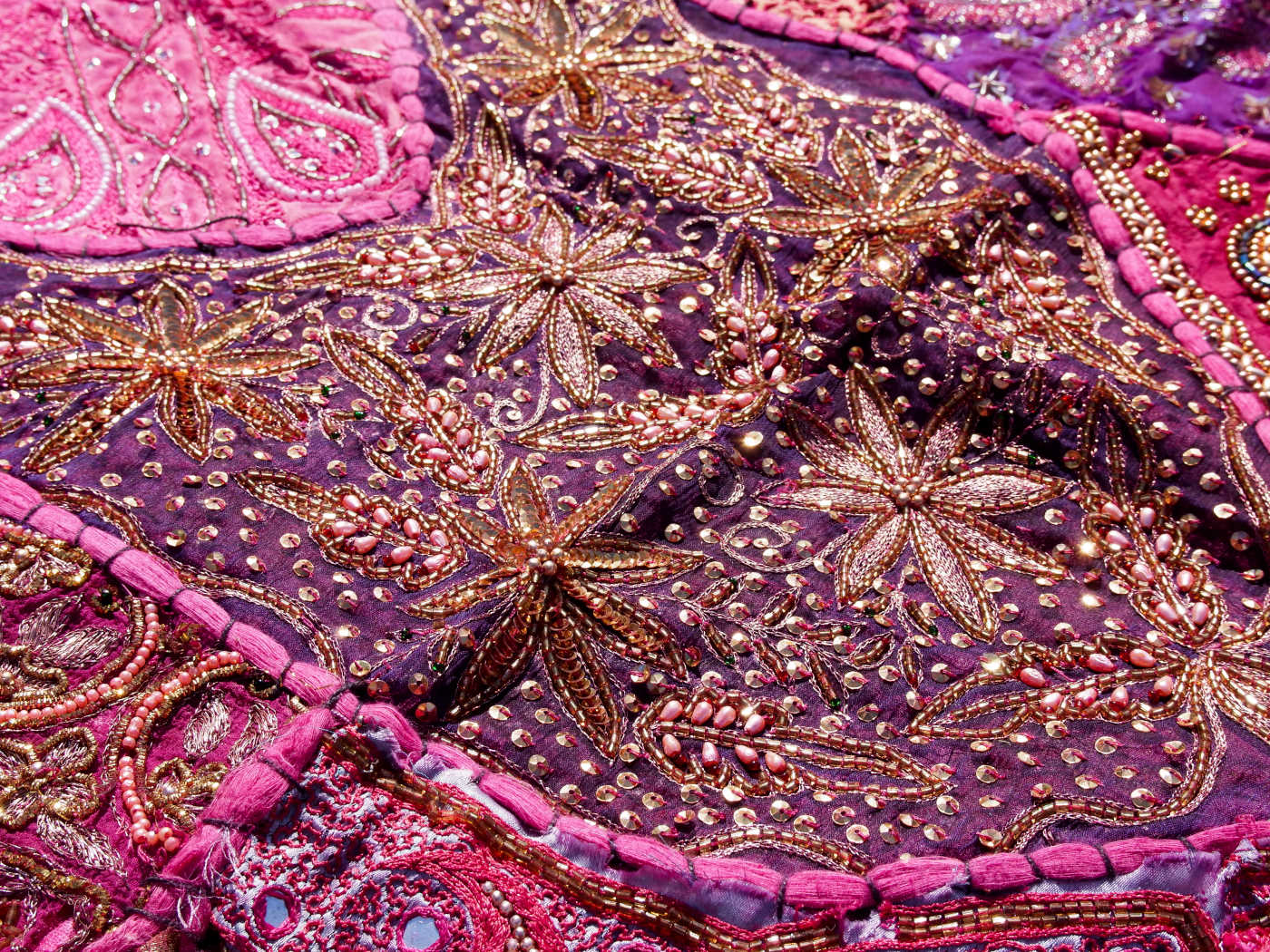 vecchio arazzo in cotone e perline, lavorato artigianalmente a mano con tecnica patchwork.  per ogni pezzo ci possono volere mesi di lavoro sia per i ricami che per la ricerca di elementi, pezzi di tessuto antico, da abbinare all'arazzo.  tipici dell'india del nord, in Rajasthan  l'arazzo in casa è simbolo di fortuna e prosperità.  Pezzo Unico. Ideale come tessuto da appendere a parete ma si puo' impiegare anche come tappeto.    Dimensioni 100x150cm