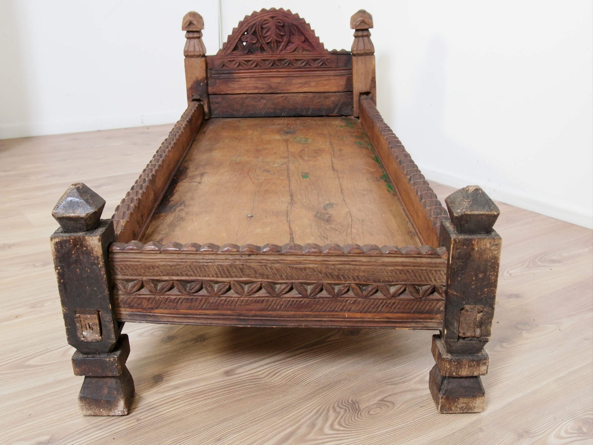 antico letto , tavolo indiano in legno di teak massello  mobile databile primi 900 inciso finemente .  costruito interamente ad incastro senza l'utilizzo di parti in metallo . Usato in principio come letto , tavolo , mobile da lavoro .