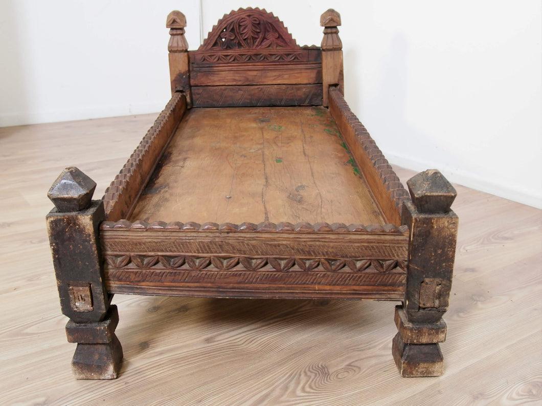 antico letto , tavolo indiano in legno di teak massello  mobile databile primi 900 inciso finemente .  costruito interamente ad incastro senza l'utilizzo di parti in metallo . Usato in principio come letto , tavolo , mobile da lavoro .