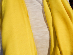 scialle in seta e lana di color giallo.  pezzo unico.  peso 120 grammi, dimensioni 70x200cm.
