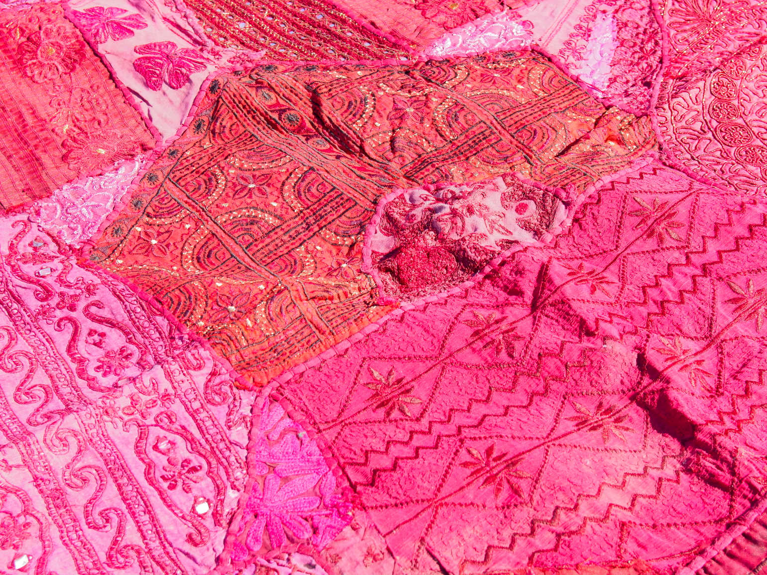 vecchio arazzo in cotone, lavorato artigianalmente a mano con tecnica patchwork.  per ogni pezzo ci possono volere mesi di lavoro sia per i ricami che per la ricerca di elementi, pezzi di tessuto antico, da abbinare all'arazzo.  tipici dell'india del nord, in Rajasthan  l'arazzo in casa è simbolo di fortuna e prosperità.  Pezzo Unico. Ideale come tessuto da appendere a parete ma si puo' impiegare anche come tappeto.    Dimensioni 165x210cm