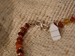 collana con pietre semipreziose , pietre dure .  pietre naturali non tinte o alterate chimicamente . agata corniola  Pezzo unico assemblato artigianalmente .  lunghezza 50 cm  peso 18 gr 