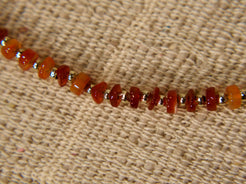 collana con pietre semipreziose , pietre dure .  pietre naturali non tinte o alterate chimicamente . agata corniola  Pezzo unico assemblato artigianalmente .  lunghezza 50 cm  peso 18 gr 