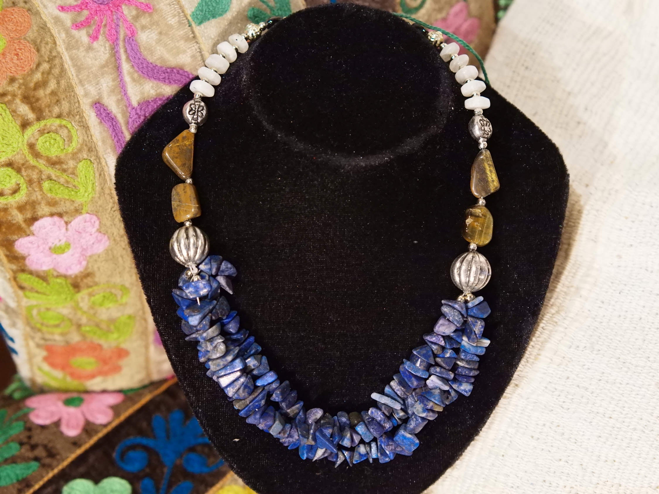 collana con pietre semipreziose , pietre dure .  pietre naturali non tinte o alterate chimicamente . pietra di luna , lapislazzuli , diaspro  Pezzo unico assemblato artigianalmente .  lunghezza 48 cm  peso 92 gr 