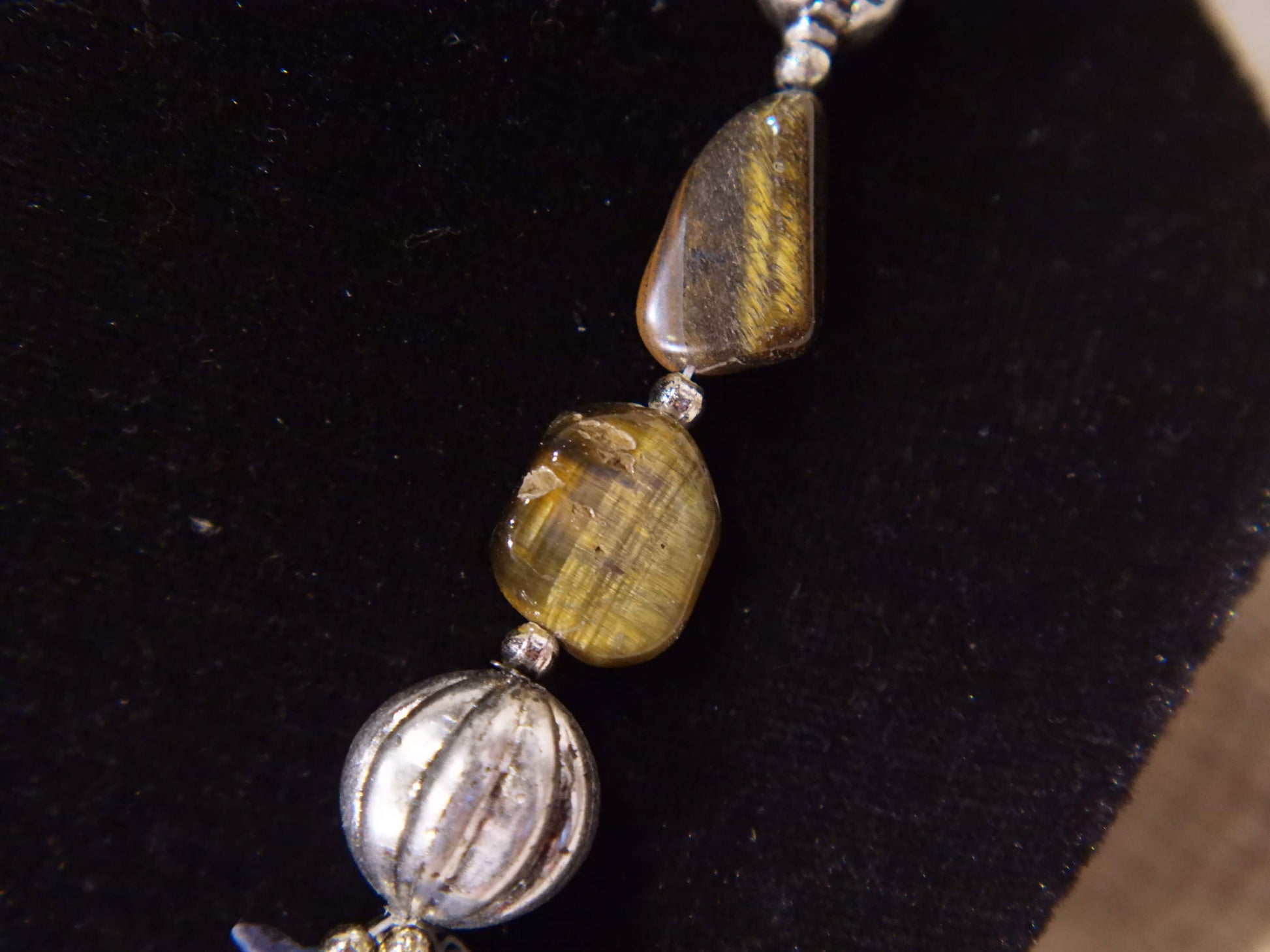 collana con pietre semipreziose , pietre dure .  pietre naturali non tinte o alterate chimicamente . pietra di luna , lapislazzuli , diaspro  Pezzo unico assemblato artigianalmente .  lunghezza 48 cm  peso 92 gr 