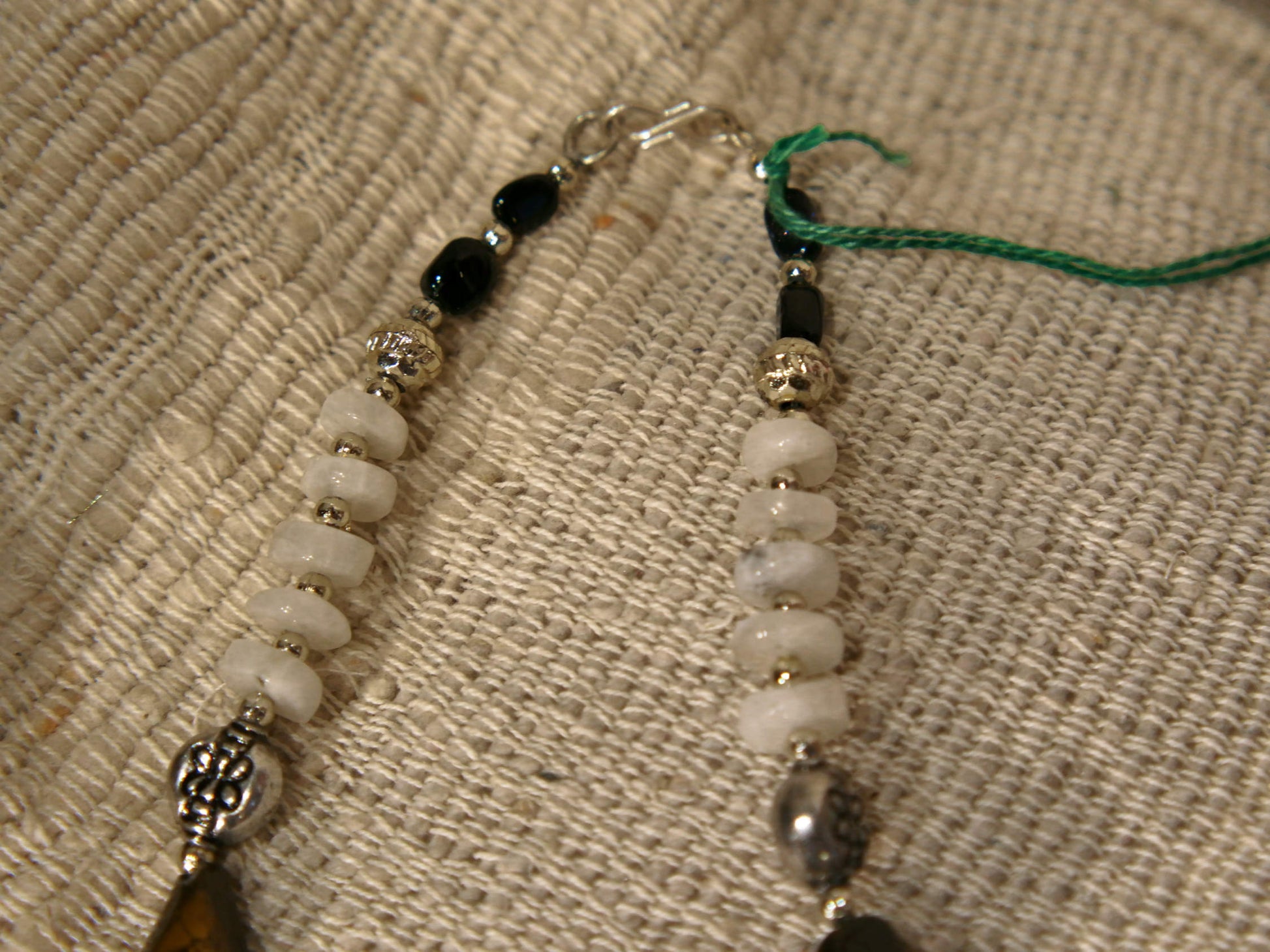 collana con pietre semipreziose , pietre dure .  pietre naturali non tinte o alterate chimicamente . pietra di luna , lapislazzuli , diaspro  Pezzo unico assemblato artigianalmente .  lunghezza 48 cm  peso 92 gr 