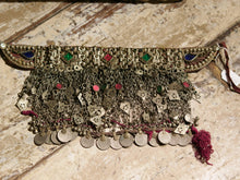 Carica l&#39;immagine nel visualizzatore di Gallery, addobbo usato in principio come collana o addobbo per carri ecc... usato in pakistan , india nelle cerimonie .  databile anni 70  tutto finito e lavorato artigianalmente   da appendere da usare come addobbo da parete  originale ed unca in ogni sua parte , nessun elemento è stato rifatto o sostituito .  16 x 30x1 cm    per altre info o foto  0039 3338778241 www.etniko.it etsy/instagram / facebook etnikobycrosato