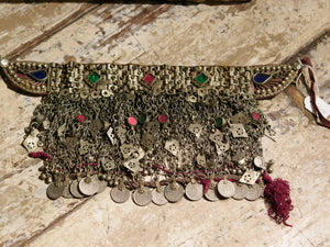addobbo usato in principio come collana o addobbo per carri ecc... usato in pakistan , india nelle cerimonie .  databile anni 70  tutto finito e lavorato artigianalmente   da appendere da usare come addobbo da parete  originale ed unca in ogni sua parte , nessun elemento è stato rifatto o sostituito .  16 x 30x1 cm    per altre info o foto  0039 3338778241 www.etniko.it etsy/instagram / facebook etnikobycrosato