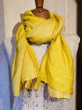 Carica l&#39;immagine nel visualizzatore di Gallery, scialle in seta e lana di color giallo.  pezzo unico.  peso 120 grammi, dimensioni 70x200cm.