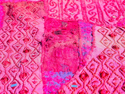 vecchio arazzo in cotone, lavorato artigianalmente a mano con tecnica patchwork.  per ogni pezzo ci possono volere mesi di lavoro sia per i ricami che per la ricerca di elementi, pezzi di tessuto antico, da abbinare all'arazzo.  tipici dell'india del nord, in Rajasthan  l'arazzo in casa è simbolo di fortuna e prosperità.  Pezzo Unico. Ideale come tessuto da appendere a parete ma si puo' impiegare anche come tappeto.    Dimensioni 165x210cm
