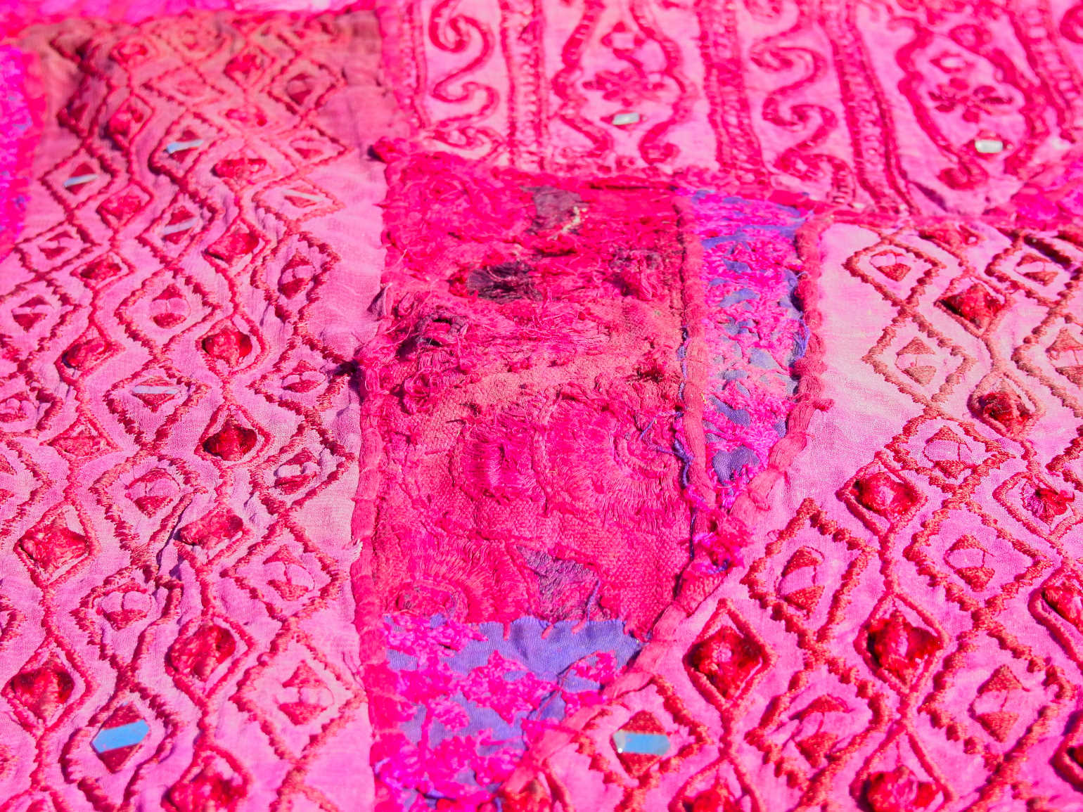 vecchio arazzo in cotone, lavorato artigianalmente a mano con tecnica patchwork.  per ogni pezzo ci possono volere mesi di lavoro sia per i ricami che per la ricerca di elementi, pezzi di tessuto antico, da abbinare all'arazzo.  tipici dell'india del nord, in Rajasthan  l'arazzo in casa è simbolo di fortuna e prosperità.  Pezzo Unico. Ideale come tessuto da appendere a parete ma si puo' impiegare anche come tappeto.    Dimensioni 165x210cm