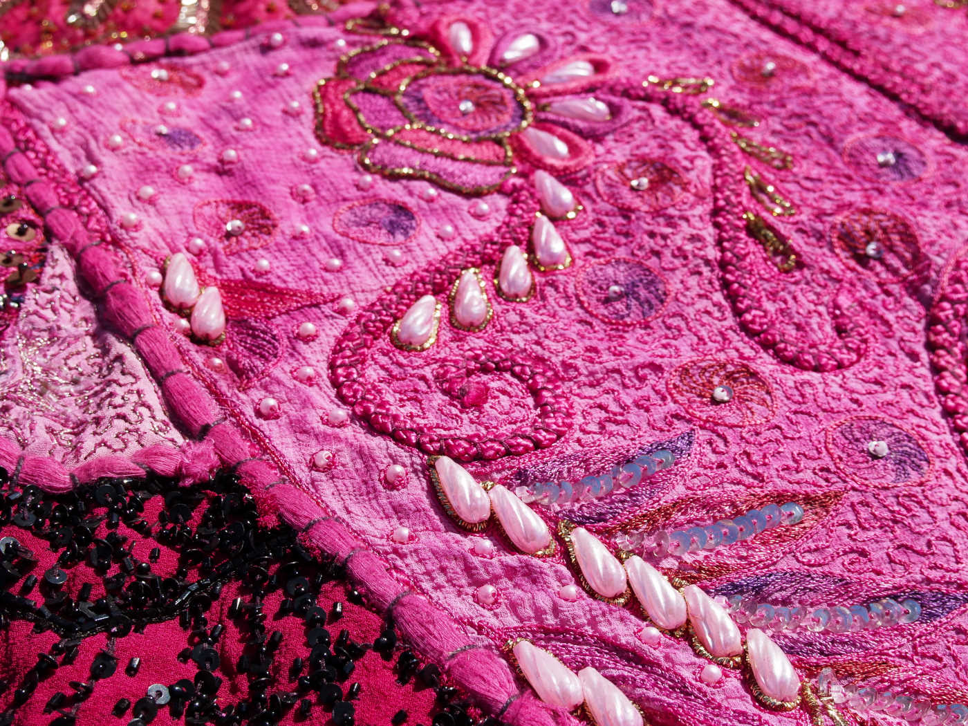 vecchio arazzo in cotone e perline, lavorato artigianalmente a mano con tecnica patchwork.  per ogni pezzo ci possono volere mesi di lavoro sia per i ricami che per la ricerca di elementi, pezzi di tessuto antico, da abbinare all'arazzo.  tipici dell'india del nord, in Rajasthan  l'arazzo in casa è simbolo di fortuna e prosperità.  Pezzo Unico. Ideale come tessuto da appendere a parete ma si puo' impiegare anche come tappeto.    Dimensioni 100x150cm