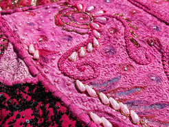 vecchio arazzo in cotone e perline, lavorato artigianalmente a mano con tecnica patchwork.  per ogni pezzo ci possono volere mesi di lavoro sia per i ricami che per la ricerca di elementi, pezzi di tessuto antico, da abbinare all'arazzo.  tipici dell'india del nord, in Rajasthan  l'arazzo in casa è simbolo di fortuna e prosperità.  Pezzo Unico. Ideale come tessuto da appendere a parete ma si puo' impiegare anche come tappeto.    Dimensioni 100x150cm