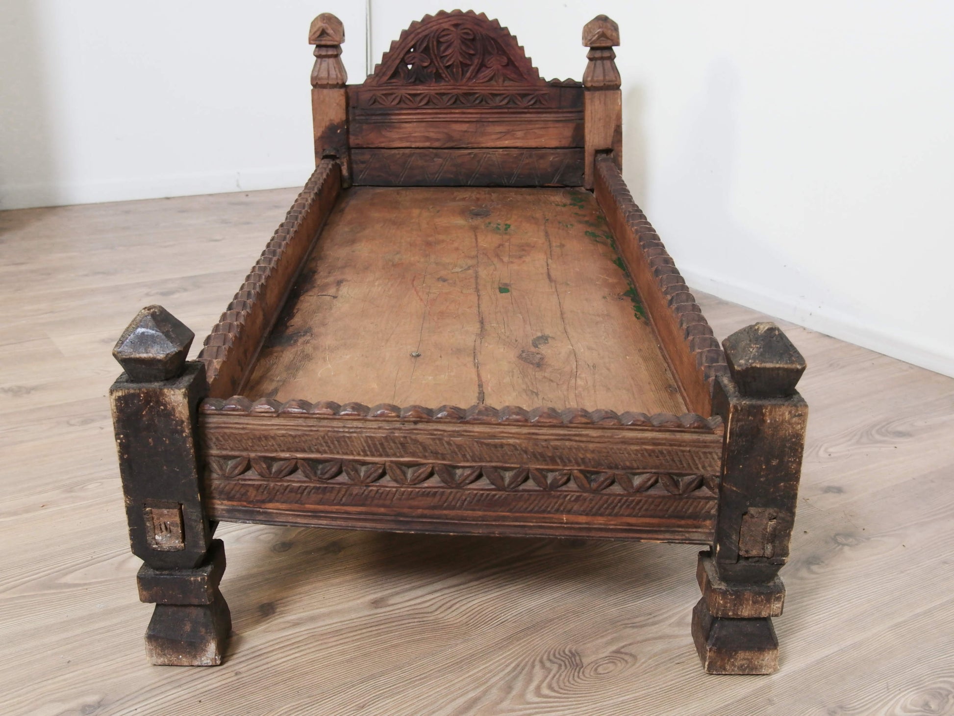 antico letto , tavolo indiano in legno di teak massello  mobile databile primi 900 inciso finemente .  costruito interamente ad incastro senza l'utilizzo di parti in metallo . Usato in principio come letto , tavolo , mobile da lavoro .