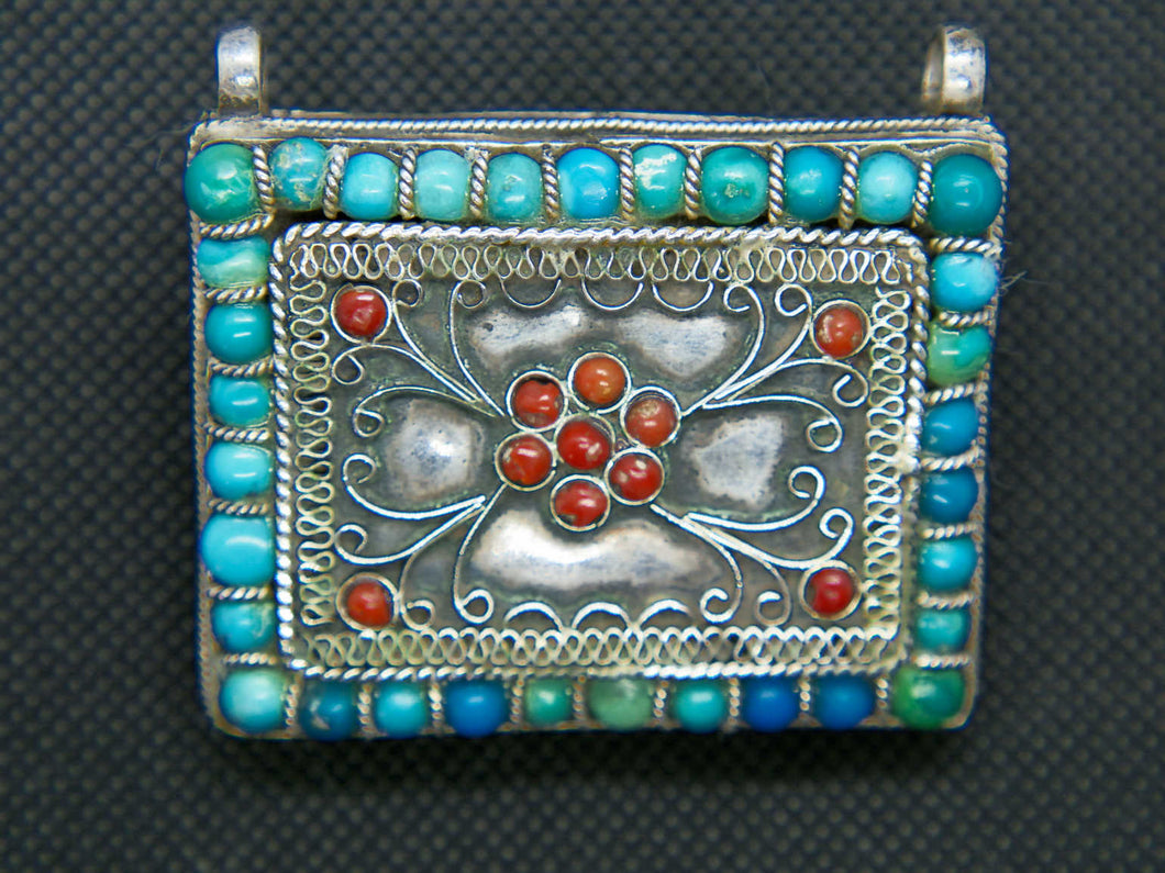pendaglio indiano in argento , turchese e corallo   pezzo unico , lavorato artigianalmente  dimensioni 5,5x4,5,1  peso 77 gr 