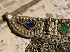 addobbo usato in principio come collana o addobbo per carri ecc... usato in pakistan , india nelle cerimonie .  databile anni 70  tutto finito e lavorato artigianalmente   da appendere da usare come addobbo da parete  originale ed unca in ogni sua parte , nessun elemento è stato rifatto o sostituito .  16 x 30x1 cm    per altre info o foto  0039 3338778241 www.etniko.it etsy/instagram / facebook etnikobycrosato