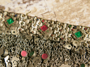 addobbo usato in principio come collana o addobbo per carri ecc... usato in pakistan , india nelle cerimonie .  databile anni 70  tutto finito e lavorato artigianalmente   da appendere da usare come addobbo da parete  originale ed unca in ogni sua parte , nessun elemento è stato rifatto o sostituito .  16 x 30x1 cm    per altre info o foto  0039 3338778241 www.etniko.it etsy/instagram / facebook etnikobycrosato