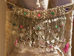 addobbo usato in principio come collana o addobbo per carri ecc... usato in pakistan , india nelle cerimonie .  databile anni 70  tutto finito e lavorato artigianalmente   da appendere da usare come addobbo da parete  originale ed unca in ogni sua parte , nessun elemento è stato rifatto o sostituito .  16 x 30x1 cm    per altre info o foto  0039 3338778241 www.etniko.it etsy/instagram / facebook etnikobycrosato