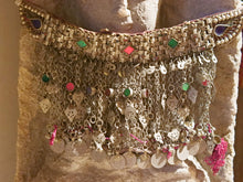 Carica l&#39;immagine nel visualizzatore di Gallery, addobbo usato in principio come collana o addobbo per carri ecc... usato in pakistan , india nelle cerimonie .  databile anni 70  tutto finito e lavorato artigianalmente   da appendere da usare come addobbo da parete  originale ed unca in ogni sua parte , nessun elemento è stato rifatto o sostituito .  16 x 30x1 cm    per altre info o foto  0039 3338778241 www.etniko.it etsy/instagram / facebook etnikobycrosato