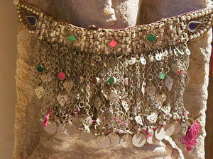 addobbo usato in principio come collana o addobbo per carri ecc... usato in pakistan , india nelle cerimonie .  databile anni 70  tutto finito e lavorato artigianalmente   da appendere da usare come addobbo da parete  originale ed unca in ogni sua parte , nessun elemento è stato rifatto o sostituito .  16 x 30x1 cm    per altre info o foto  0039 3338778241 www.etniko.it etsy/instagram / facebook etnikobycrosato