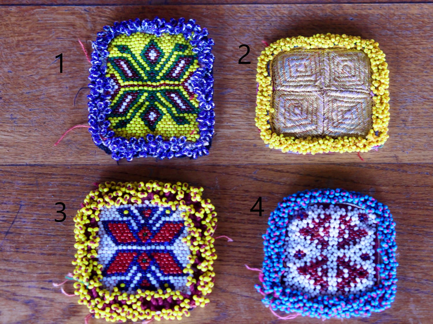 vecchio tessuto indiano ricamato , pezzo unico lavorato a mano in ogni parte con filo in cotone , filo oro e perline . tipico del gujarat usato come decoro ed addobbo .  misure 8x8x 1 cm indiacative ( + / - 1 cm)  peso 40 / 45  gr .  indicare sull'ordine il numero scelto   disponibili vari colori e dimensioni  contattare per info  0039 3338778241 info@etniko.it  fb/ig etniko by crosato