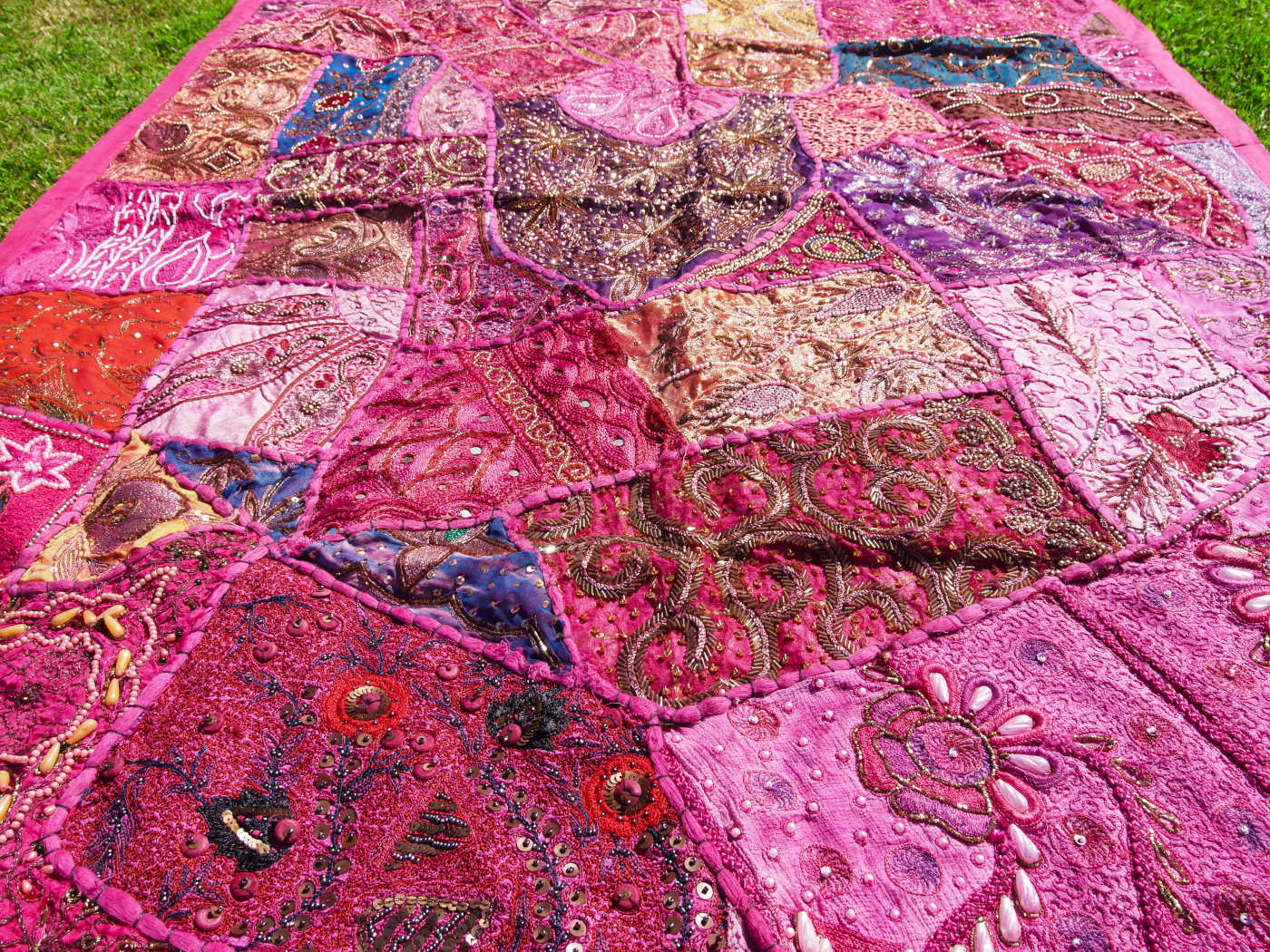 vecchio arazzo in cotone e perline, lavorato artigianalmente a mano con tecnica patchwork.  per ogni pezzo ci possono volere mesi di lavoro sia per i ricami che per la ricerca di elementi, pezzi di tessuto antico, da abbinare all'arazzo.  tipici dell'india del nord, in Rajasthan  l'arazzo in casa è simbolo di fortuna e prosperità.  Pezzo Unico. Ideale come tessuto da appendere a parete ma si puo' impiegare anche come tappeto.    Dimensioni 100x150cm