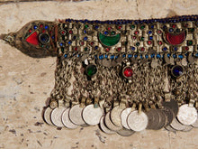 Carica l&#39;immagine nel visualizzatore di Gallery, Questo vecchio ornamento pashtun per il collo o la testa proviene dall&#39;Afghanistan è stato realizzato a mano dai nomadi Pasthun che vivono nella regione di confine del Pakistan.