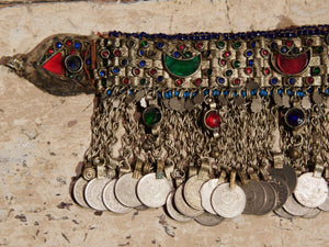 Questo vecchio ornamento pashtun per il collo o la testa proviene dall'Afghanistan è stato realizzato a mano dai nomadi Pasthun che vivono nella regione di confine del Pakistan.