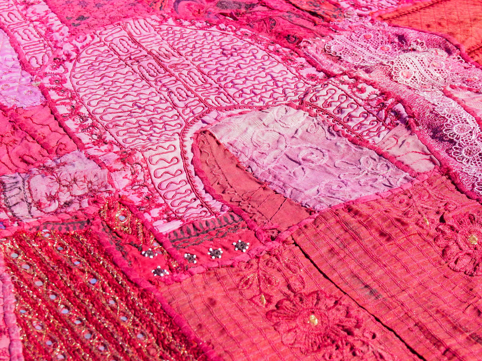 vecchio arazzo in cotone, lavorato artigianalmente a mano con tecnica patchwork.  per ogni pezzo ci possono volere mesi di lavoro sia per i ricami che per la ricerca di elementi, pezzi di tessuto antico, da abbinare all'arazzo.  tipici dell'india del nord, in Rajasthan  l'arazzo in casa è simbolo di fortuna e prosperità.  Pezzo Unico. Ideale come tessuto da appendere a parete ma si puo' impiegare anche come tappeto.    Dimensioni 165x210cm