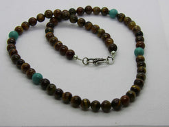 collana monofilo con occhio di tigre intervallata da turchesi  pietre semipreziose naturali di alta qualità , non tinte o caricate di colore .  su richiesta disponibili altri modelli o si possono infilare con i colori e pietre disponibili , contattare per info e dettagli .   diamentro perle 6 mm 