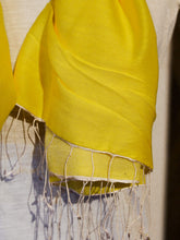 Carica l&#39;immagine nel visualizzatore di Gallery, scialle in seta e lana di color giallo.  pezzo unico.  peso 120 grammi, dimensioni 70x200cm.