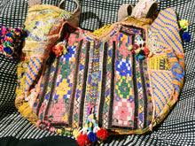 Carica l&#39;immagine nel visualizzatore di Gallery, borsa indiana patchwork  tutti i pezzi che la compongono sono elementi in tessuto ricamati con specchietti , con ricamo ecc... ricavati da vecchi tessuti rajasthani  pezzo unico lavorato interamente a mano  filo oro e filo argento .  3 pon pon , apertura a cerniera ed interno foderato  lavorata in ogni angolo e lato .   45 x 37 x 20  cm esclusi manici manici 38 cm  cm  per info ed ulteriori foto 0039 3338778241 info@etniko.it www.etniko.it