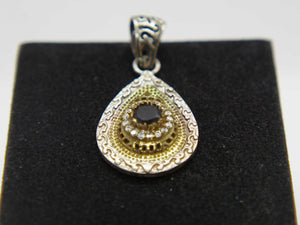pendaglio in stile turco , arabo .  argento ,onice e  zirconi  tutto originale ed autentico , lavorato artigianalmente fronte e retro  dimensioni  4,5x2 cm  peso 7,7gr
