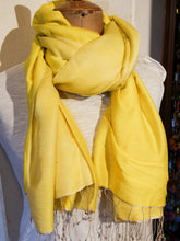 Carica l&#39;immagine nel visualizzatore di Gallery, scialle in seta e lana di color giallo.  pezzo unico.  peso 120 grammi, dimensioni 70x200cm.