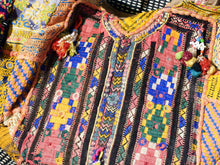 Carica l&#39;immagine nel visualizzatore di Gallery, borsa indiana patchwork  tutti i pezzi che la compongono sono elementi in tessuto ricamati con specchietti , con ricamo ecc... ricavati da vecchi tessuti rajasthani  pezzo unico lavorato interamente a mano  filo oro e filo argento .  3 pon pon , apertura a cerniera ed interno foderato  lavorata in ogni angolo e lato .   45 x 37 x 20  cm esclusi manici manici 38 cm  cm  per info ed ulteriori foto 0039 3338778241 info@etniko.it www.etniko.it